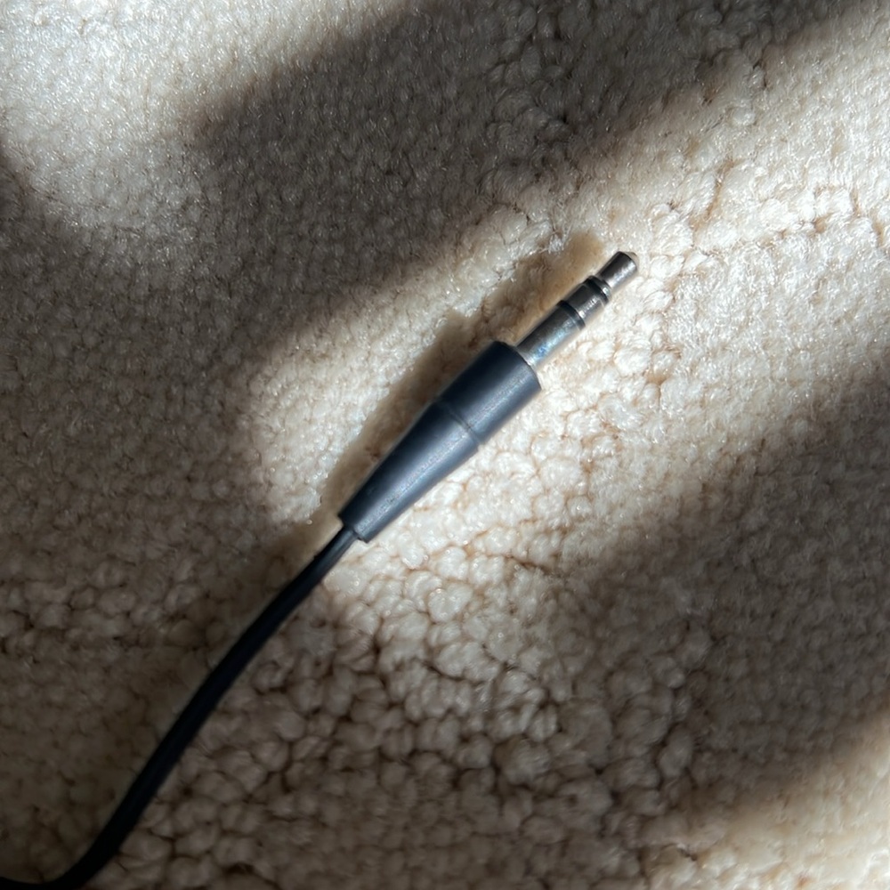 Bang & Olufsen A8 Wired Earphones Earbuds with original leather holder. - Picture 6 of 6